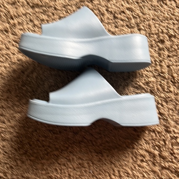 Twilight blue like new Steve Madden Clogs - Picture 3 of 3